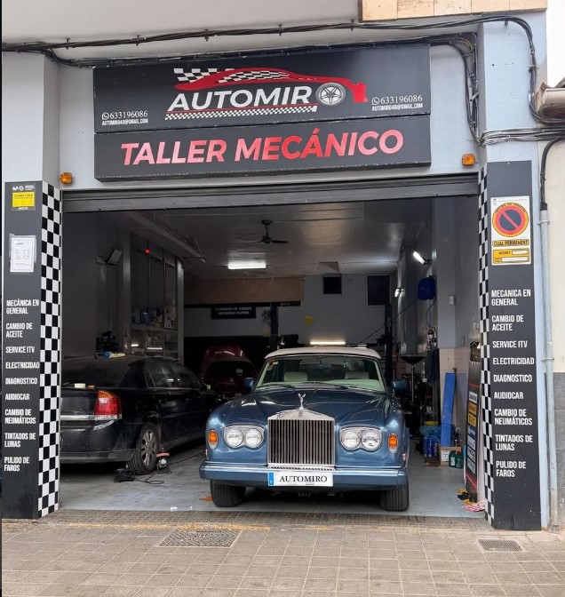 Entrada del taller Automiro en Palma de Mallorca